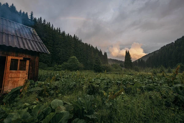 背後に山のある建物 — ストック写真