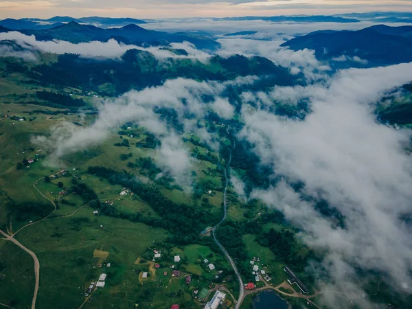Gökyüzündeki bulutların yakın çekimi