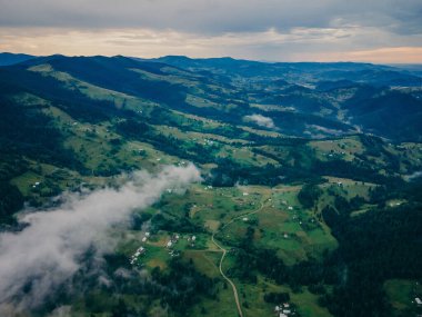 Arkasında dağ olan bir şehir manzarası