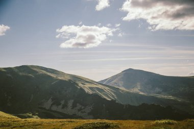 Arkasında dağ olan bir tabela.