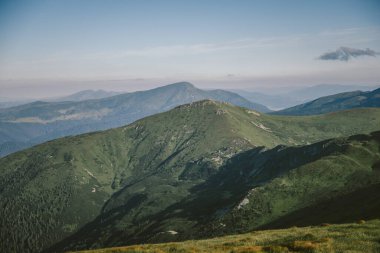 Arkaplanda büyük bir dağ manzarası