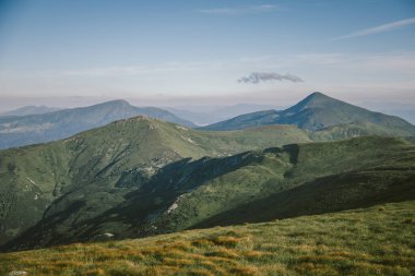Arkasında dağ olan bir tabela.
