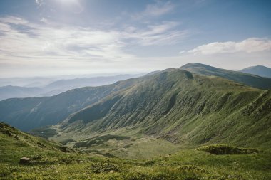Dağın yamacında bir işaret.