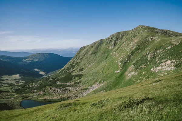 Una señal en el lado de una montaña — Foto de Stock