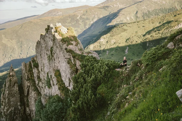 Dağın yamacında bir işaret. — Stok fotoğraf