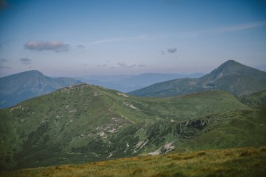 Dağın yamacında bir işaret.