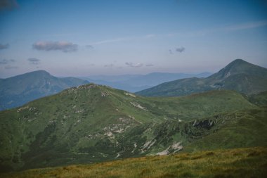 Dağın yamacında bir işaret.