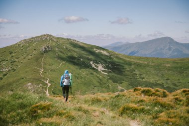 Bir dağın önünde duran biri.