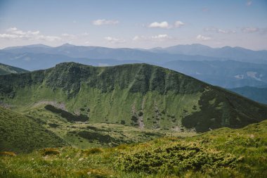 Dağın yamacında bir işaret.