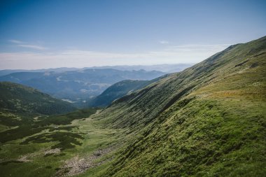 Dağın yamacında bir işaret.