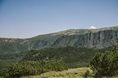Arkasında dağ olan bir bina.