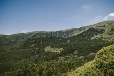 Dağın yamacında bir işaret.