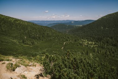 Dağın yamacında bir işaret.