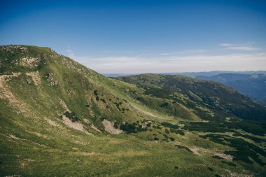 Dağın yamacında bir işaret.