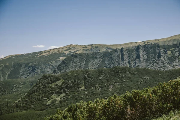 Dağın yamacında bir işaret.