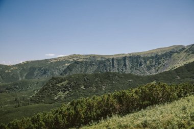 Dağın yamacında bir işaret.