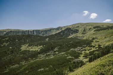 Dağın yamacında bir işaret.
