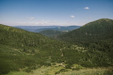 Dağın yamacında bir işaret.