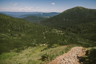 Dağın yamacında bir işaret.