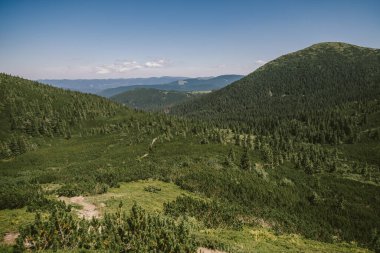 Dağın yamacında bir işaret.