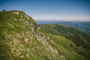 Bir dağın yamacının manzarası