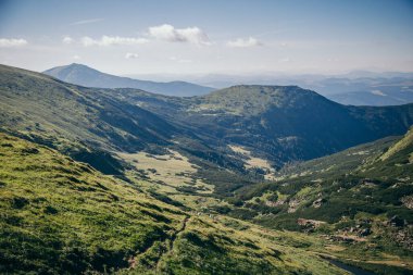 Arkaplanda büyük bir dağ manzarası