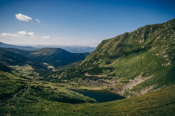 Una señal en el lado de una montaña — Foto de Stock