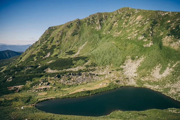 Un cuerpo de agua con una montaña en el fondo — Foto de Stock