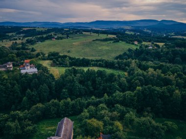 Arkasında dağ olan bir tabela.