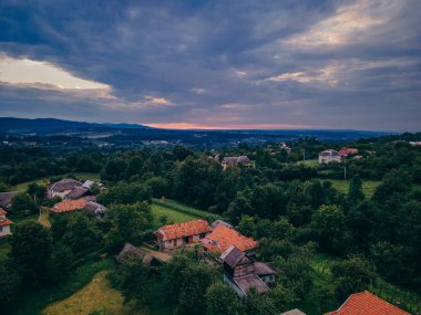 Bir dağın önünde bir işaret.