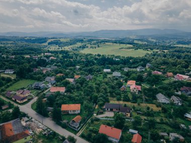 Arkasında dağ olan bir şehir manzarası