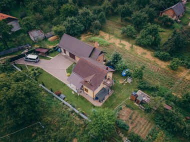 Ormanın yakınındaki tren raylarından geçen bir tren.