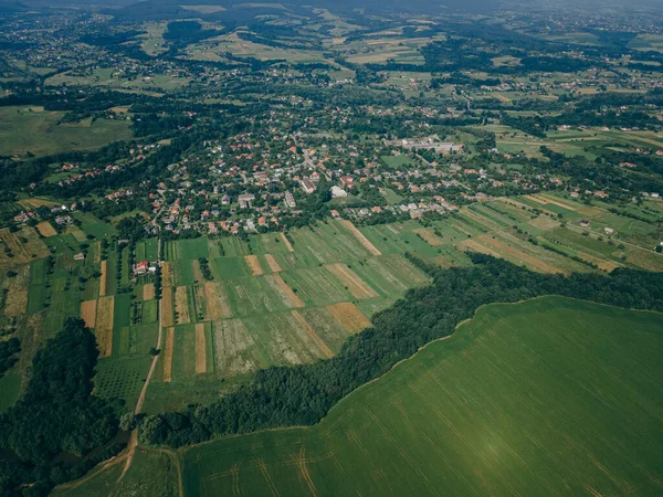 Pohled na město s horami v pozadí — Stock fotografie