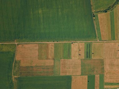 Binanın yan tarafında bir tabela.