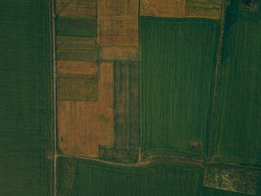 Binanın yan tarafında bir tabela.