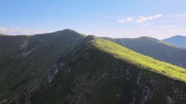Dağın yamacında bir işaret.