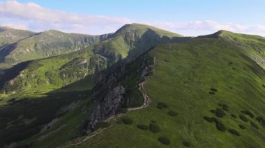 Kayalık bir dağ manzarası