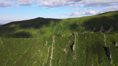 Dağın yamacında bir işaret.