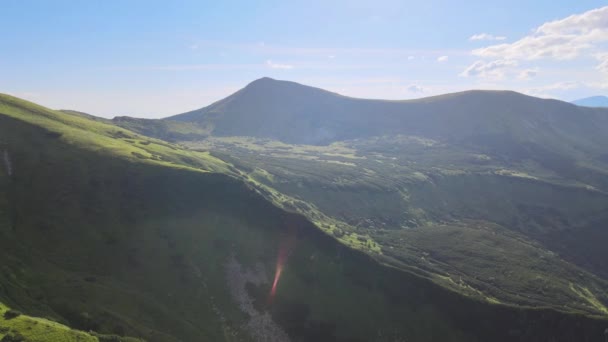 Un semn cu un munte în fundal — Videoclip de stoc