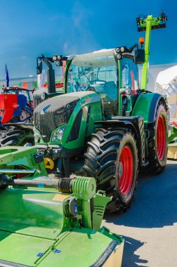 güçlü bir motor, modern tarım sektörünün amiral gemisi ile çiftlikte tarım için modern traktör