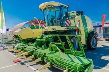 güçlü bir motor, modern tarım sektörünün amiral gemisi ile çiftlikte tarım için modern traktör