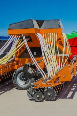 güçlü bir motor, modern tarım sektörünün amiral gemisi ile çiftlikte tarım için modern traktör