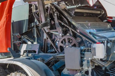 güçlü bir motor, modern tarım sektörünün amiral gemisi ile çiftlikte tarım için modern traktör