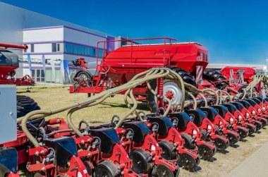 güçlü bir motor, modern tarım sektörünün amiral gemisi ile çiftlikte tarım için modern traktör