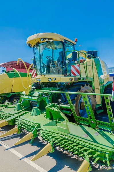 Modern Traktor För Jordbruket Gården Med Kraftfull Motor Flaggskeppet Moderna — Stockfoto