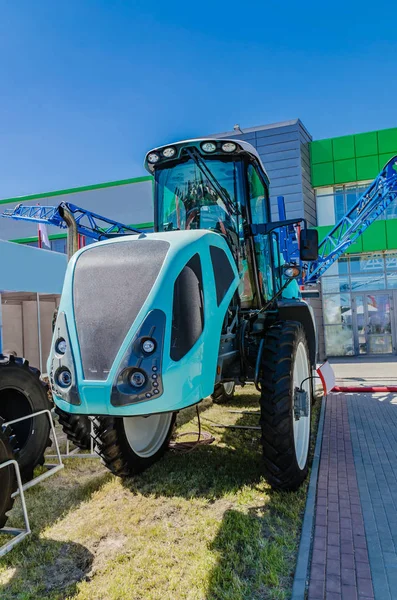 Tracteur Moderne Pour Agriculture Ferme Avec Moteur Puissant Fleuron Industrie — Photo