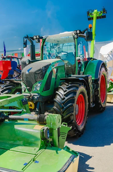 Trator Moderno Para Agricultura Fazenda Com Motor Poderoso Carro Chefe Imagens De Bancos De Imagens Sem Royalties