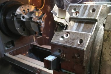 Eski Cnc torna ile değiştirilebilir kesiciler ve dökülen soğutma beyaz emülsiyon