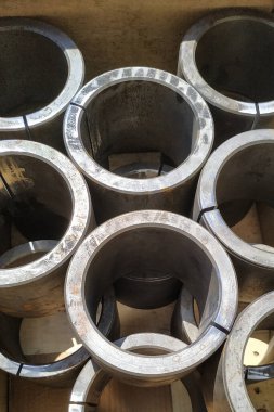 Cnc torna tezgahını keserek işlenmiş çelikten çalılar.