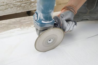 Winkelschleifer ile mermer kesimi ve özellikle vahşi kesim bir işçi tarafından yapılır.